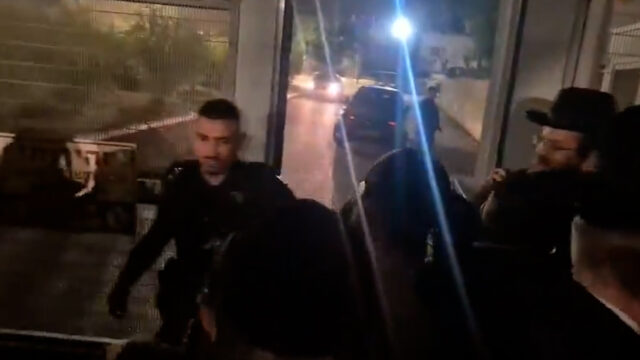 Ultraortodoxní židovskí demonštranti zaútočili na izraelskú policajnú stanicu | POLÍCIA
