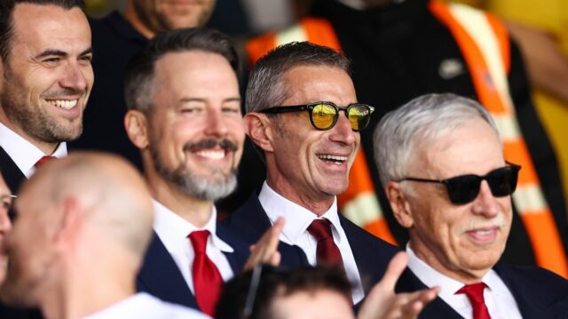 Úplný potvrdený zoznam vstupov a výstupov Arsenalu pre letné prestupové Andrea Berta na snímke so Stanom a Joshom Kroenke