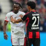 Yan Diomande (RB Leipzig) a Nathaniel Brown (Eintracht Frankfurt) gestá počas hracieho dňa 30. 1. Bundesligy: Eintracht Frankfurt a RB Leipzig v Deutsche Bank Park, Frankfurt, Nemecko 18. apríla 2026