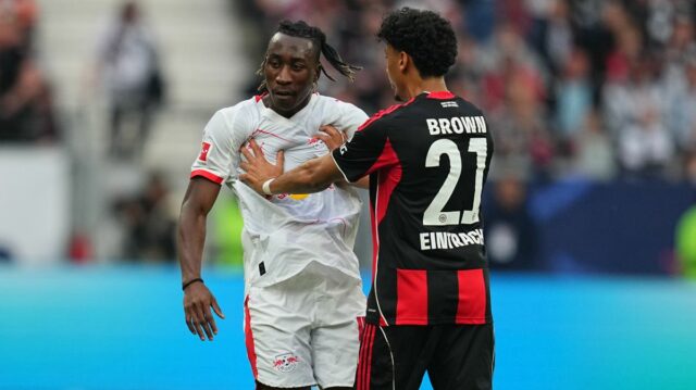 Yan Diomande (RB Leipzig) a Nathaniel Brown (Eintracht Frankfurt) gestá počas hracieho dňa 30. 1. Bundesligy: Eintracht Frankfurt a RB Leipzig v Deutsche Bank Park, Frankfurt, Nemecko 18. apríla 2026