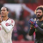 Virgil van Dijk a Alisson Becker z Liverpoolu oceňujú fanúšikov po zápase Premier League medzi Nottingham Forest a Liverpool na City Ground 22. februára 2026 v Nottinghame v Anglicku.