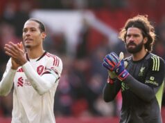 Úplný zoznam hráčov Liverpoolu, ktorí sa zúčastnia majstrovstiev sveta 2026 ako duo za 108,5 milióna libier, ktoré je nútené sledovať Virgil van Dijk a Alisson Becker z Liverpoolu oceňujú fanúšikov po zápase Premier League medzi Nottingham Forest a Liverpool na City Ground 22. februára 2026 v Nottinghame v Anglicku.