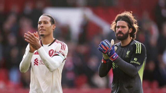 Virgil van Dijk a Alisson Becker z Liverpoolu oceňujú fanúšikov po zápase Premier League medzi Nottingham Forest a Liverpool na City Ground 22. februára 2026 v Nottinghame v Anglicku.