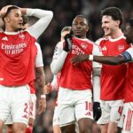 Eberechi Eze oslavuje strelenie prvého gólu Arsenalu s Williamom Salibom, Bukayom Sakom a Declanom Riceom počas zápasu osemfinále Ligy majstrov 2025/2026 medzi Arsenal FC a Bayer 04 Leverkusen.