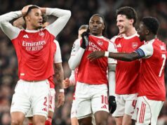 Úplný zoznam potvrdených hráčov Arsenalu, ktorí sa zúčastnia majstrovstiev sveta 2026, opúšťajú Artetov predsezónny limbo Eberechi Eze oslavuje strelenie prvého gólu Arsenalu s Williamom Salibom, Bukayom Sakom a Declanom Riceom počas zápasu osemfinále Ligy majstrov 2025/2026 medzi Arsenal FC a Bayer 04 Leverkusen.