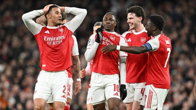 Eberechi Eze oslavuje strelenie prvého gólu Arsenalu s Williamom Salibom, Bukayom Sakom a Declanom Riceom počas zápasu osemfinále Ligy majstrov 2025/2026 medzi Arsenal FC a Bayer 04 Leverkusen. 