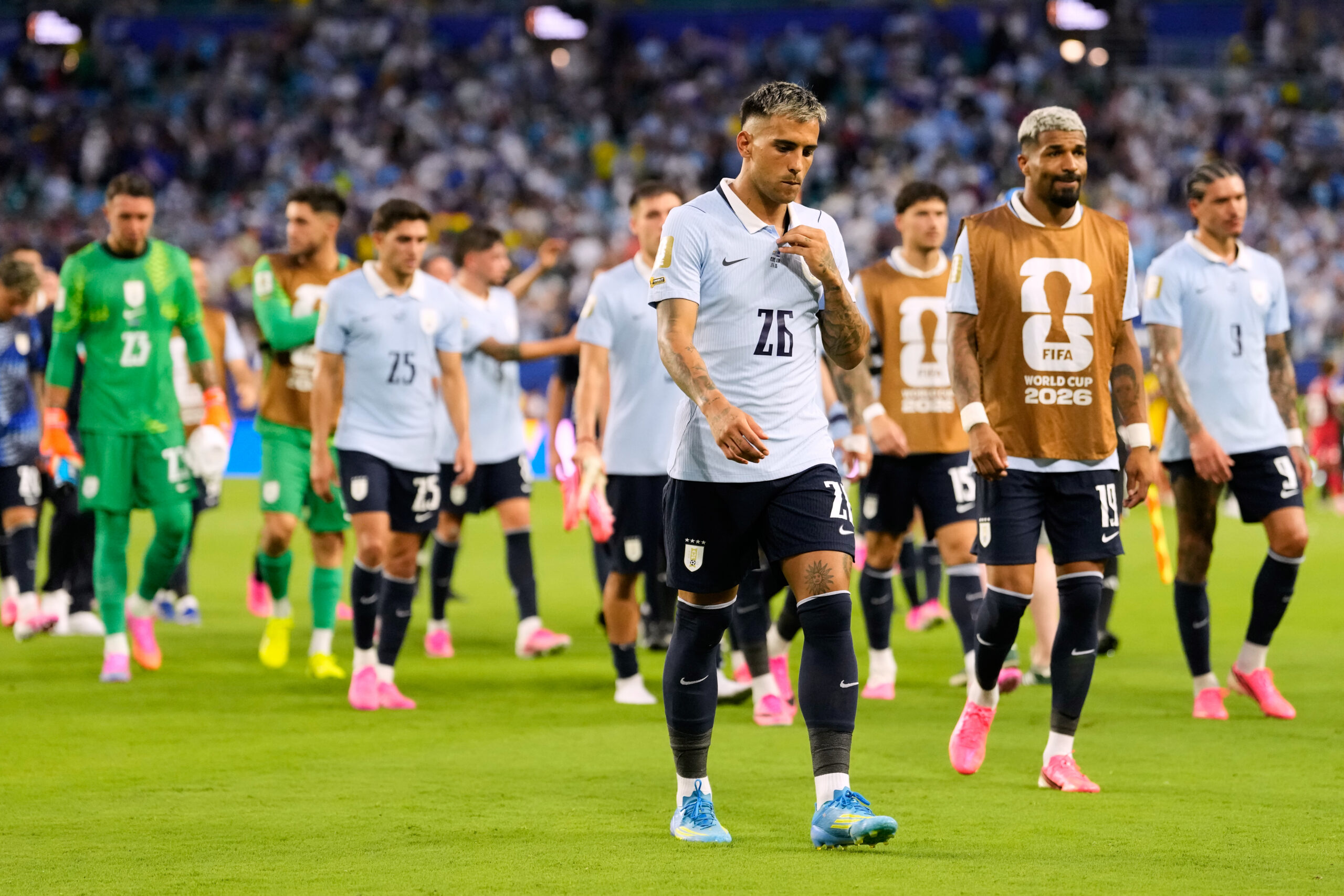 Uruguaj sa trápi, keď Luis Suárez sleduje z tribúny