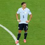 Manuel Ugarte č. 5 z Uruguaja sa pozerá na zápas H-skupiny Majstrovstiev sveta vo futbale 2026 medzi Uruguajom a Kapverdami