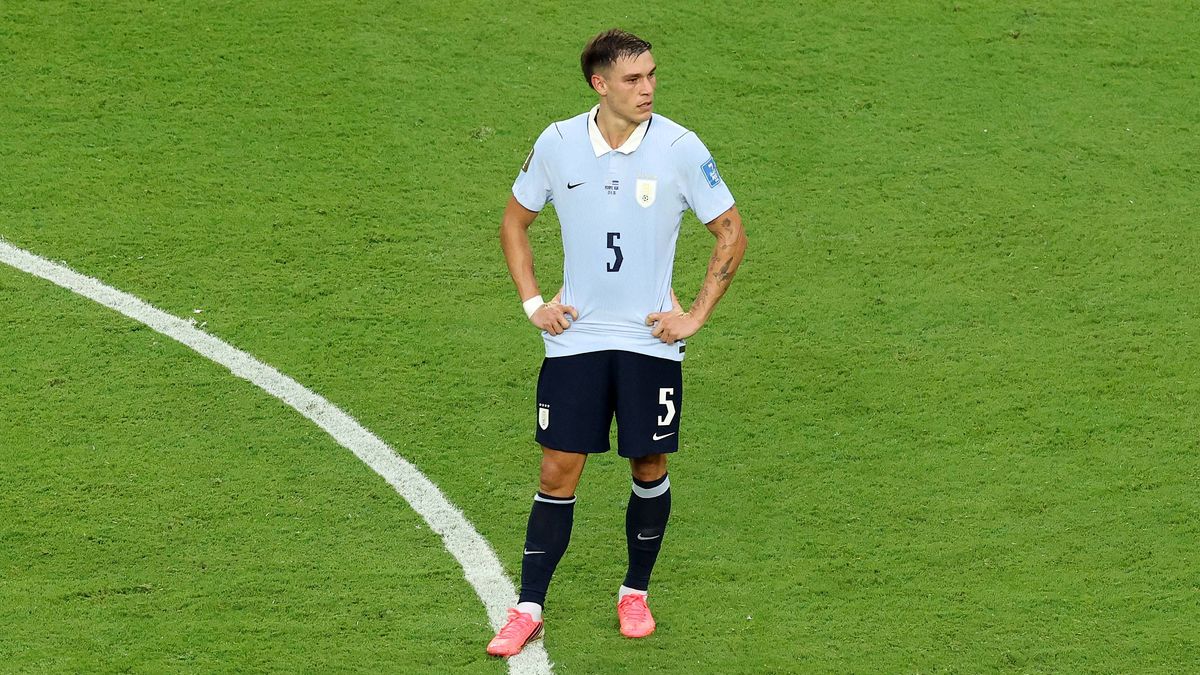 Manuel Ugarte č. 5 z Uruguaja sa pozerá na zápas H-skupiny Majstrovstiev sveta vo futbale 2026 medzi Uruguajom a Kapverdami