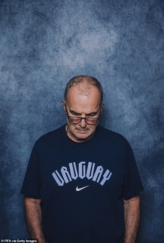 Uruguajský manažér Marcelo Bielsa sa odmieta postaviť pred kameru na „Nemáme žiadnu povinnosť správať sa ako modelky. Tie veci nemajú žiadny základ. Neurobil som nič zlé,“ tvrdil Bielsa po pondelkovej remíze Uruguaja 1:1 proti Saudskej Arábii.