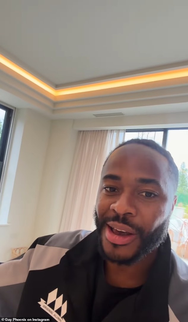 Uvoľnený Raheem Sterling sa smeje s hviezdou Channel 4, keď Raheema Sterlinga spozorovali prvýkrát od zatknutia
