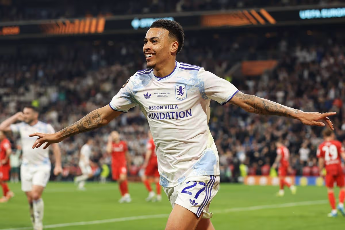 Morgan Rogers z Aston Villy oslavuje strelenie tretieho gólu svojho tímu počas zápasu finále Európskej ligy UEFA 2026 medzi SC Freiburg a Aston Villa FC v parku Besiktas 20. mája 2026 v Istanbule v Turecku.