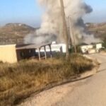 V nelegálnej izraelskej osade po iránskom raketovom útoku stúpa dym | Americko-izraelská vojna proti Iránu