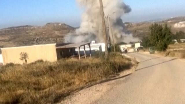 V nelegálnej izraelskej osade po iránskom raketovom útoku stúpa dym | Americko-izraelská vojna proti Iránu
