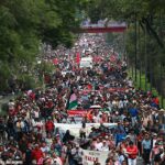 Mexická únia učiteľov demonštruje v Mexico City proti ich platu a protestuje proti tomu, aby krajina utrácala peniaze za organizáciu majstrovstiev sveta