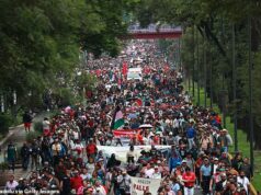 V rámci nepokojných majstrovstiev sveta 2026 v Mexiku: Ako „zmiznutí“, úmrtia, chudoba a protesty hrozia, že uhasia horúcu vášeň hostiteľov pre krásnu hru Mexická únia učiteľov demonštruje v Mexico City proti ich platu a protestuje proti tomu, aby krajina utrácala peniaze za organizáciu majstrovstiev sveta