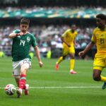Mexičan Armando González kontroluje loptu pred Juhoafričanom Ime Okonom počas zápasu majstrovstiev sveta 11. júna.