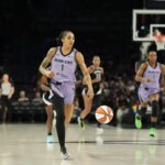 21. júna 2026; Las Vegas, Nevada, USA; Útočník Golden State Valkyries Gabby Williams (1) dribluje s loptou proti Las Vegas Aces počas tretej štvrtiny zápasu basketbalovej WNBA v Michelob Ultra Arene. Povinný kredit: Lucas Peltier-Imagn Images
