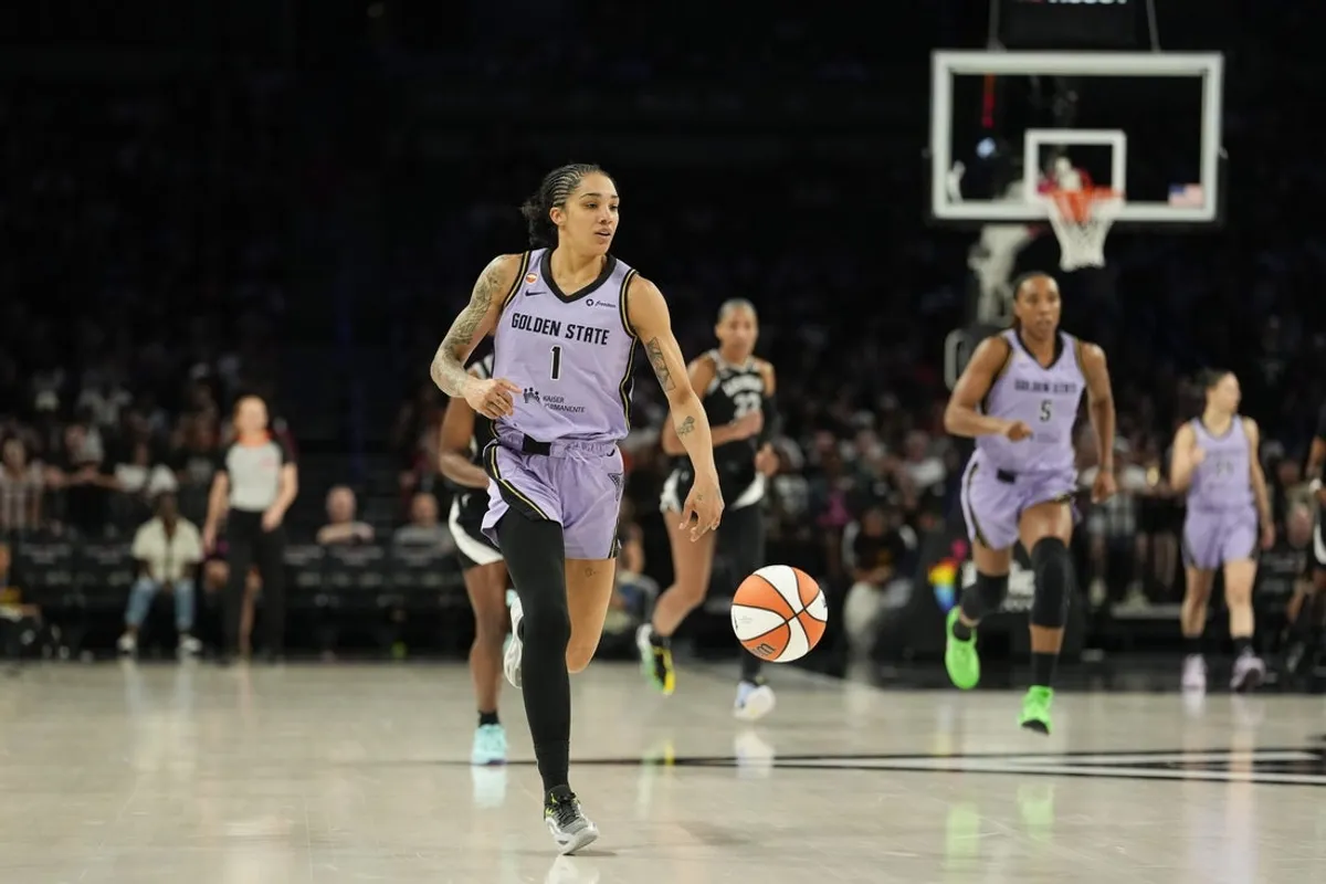 21. júna 2026; Las Vegas, Nevada, USA; Útočník Golden State Valkyries Gabby Williams (1) dribluje s loptou proti Las Vegas Aces počas tretej štvrtiny zápasu basketbalovej WNBA v Michelob Ultra Arene. Povinný kredit: Lucas Peltier-Imagn Images