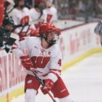 Caroline Harveyová z Wisconsinu sa snaží presadiť počas prvej tretiny víťazstva 7:0 nad Bemidji State v piatok 27. februára 2026 v LaBahn Arena v Madison, Wis.