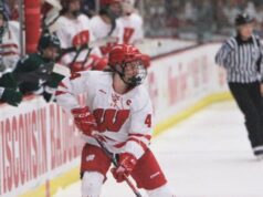 Vancouver draftuje D Caroline Harveyovú s číslom 1 Caroline Harveyová z Wisconsinu sa snaží presadiť počas prvej tretiny víťazstva 7:0 nad Bemidji State v piatok 27. februára 2026 v LaBahn Arena v Madison, Wis.