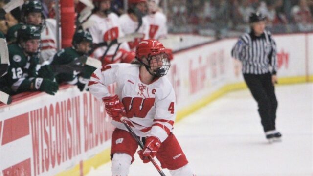 Caroline Harveyová z Wisconsinu sa snaží presadiť počas prvej tretiny víťazstva 7:0 nad Bemidji State v piatok 27. februára 2026 v LaBahn Arena v Madison, Wis.