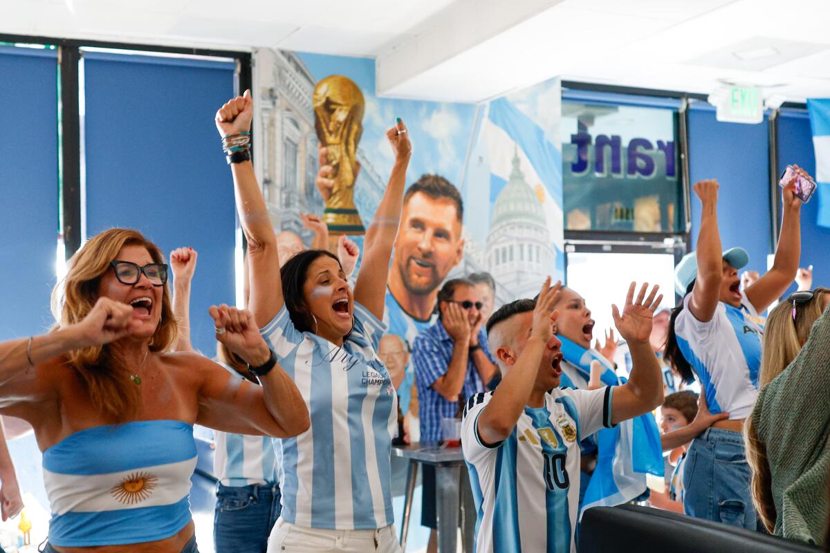 Fanúšikovia jasajú po strelení gólu Lionela Messiho