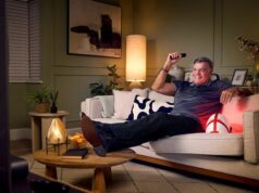 Veci, ktoré Briti toto leto vzdajú, aby sledovali futbal a nie je to spánok krásy Currys Summer Football Campaign Sam Allardyce s THERABODY Mask Glo LED maskou na tvár Anglicko.