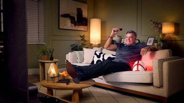 Currys Summer Football Campaign Sam Allardyce s THERABODY Mask Glo LED maskou na tvár Anglicko.