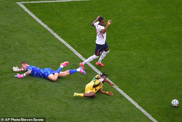 Jordan Pickford mal to šťastie, že sa mu vyhol útok na ghanského princa Adu