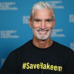 Skvelý hráč Socceroos Craig Foster (na obrázku) hovorí, že obavy z cenzúry a bezpečnosti ich rodín a priateľov spôsobujú, že hviezdy z Aussie mlčia o porušovaní ľudských práv v USA.