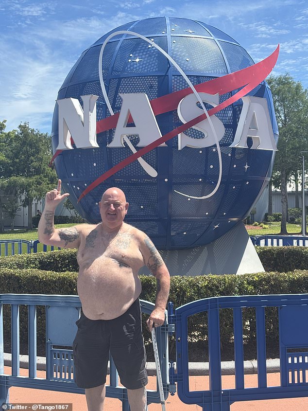 Verný fanúšik Anglicka teší Američanov, keď „ukazuje, že priaznivci troch Paul 'Tango' Gregory nechýbal na zápase Anglicka od 80. rokov minulého storočia a momentálne si užíva návštevu Floridy