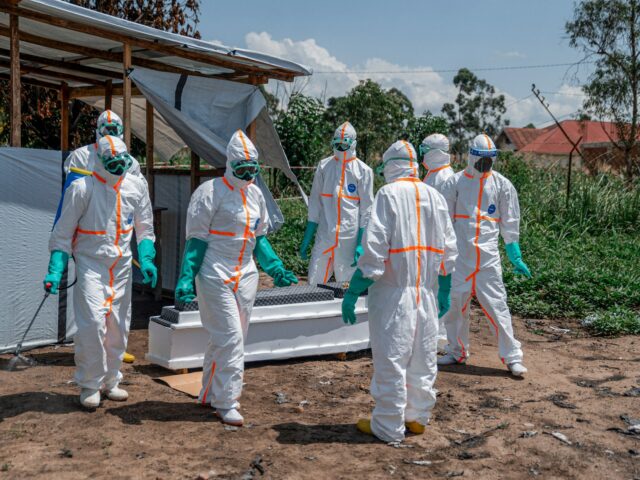 Viac ako 70 zdravotníkov infikovaných ebolou, keďže epidémia v KDR Viac ako 70 zdravotníkov infikovaných ebolou, keďže epidémia v KDR sa „rýchlo“ šíri | EbolaNews
