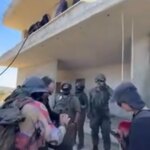 Videá ukazujú izraelských osadníkov, ktorí sa snažia zmocniť sa domu na okupovanom Západnom brehu | Okupovaný Západný breh