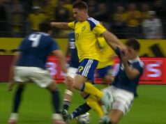 Viktor Gyokeres prežil strach zo zranení na majstrovstvách sveta, keď hviezda Arsenalu utrpela hrozný boj Viktora Gyokeresa rieši grécky hráč