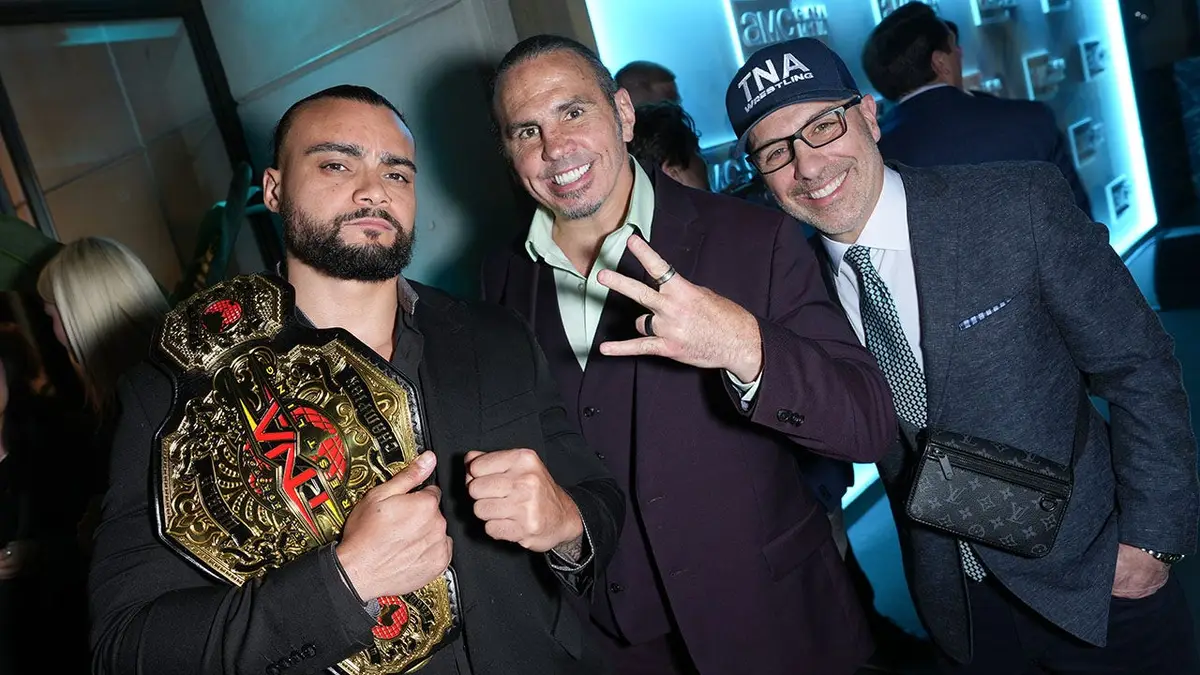 Mike Santana a Matt Hardy stojaci spolu na podujatí AMC Networks v New Yorku