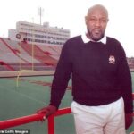 Vo veku 77 rokov zomrel v utorok bývalý tréner futbalistov štátu Oklahoma Bob Simmons