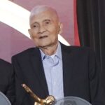 Romy Guevara (úplne vpravo) počas 2025 Philippine Sportswriters Awards Night, kde získal cenu za celoživotné dielo.