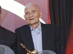 Vo veku 89 rokov zomrela Romy Guevara, dlhoročná basketbalová rozhodkyňa Romy Guevara (úplne vpravo) počas 2025 Philippine Sportswriters Awards Night, kde získal cenu za celoživotné dielo.