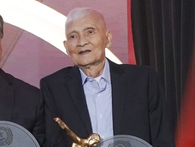 Romy Guevara (úplne vpravo) počas 2025 Philippine Sportswriters Awards Night, kde získal cenu za celoživotné dielo.