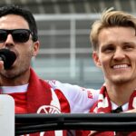 Mikel Arteta, manažér Arsenalu, a Martin Odegaard z Arsenalu sa rozprávajú s fanúšikmi počas oslavy v autobuse s otvorenou strechou