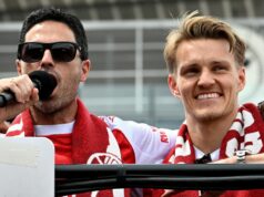 Vysnívaný stred poľa Arsenalu ako 80 miliónov libier podpíše titul majstra Európy a obetuje líder klubu Mikel Arteta, manažér Arsenalu, a Martin Odegaard z Arsenalu sa rozprávajú s fanúšikmi počas oslavy v autobuse s otvorenou strechou