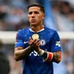 Enzo Fernandez (vľavo) a Moises Caicedo z Chelsea (vpravo) vyzerajú skľúčene po porážke tímu vo finálovom zápase Emirates FA Cup medzi Chelsea a Manchestrom City.