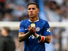 Vysnívaný stred poľa Chelsea ako Enzo Fernandez je predaný na financovanie dvojitého prestupového nájazdu vo výške 180 miliónov libier Enzo Fernandez (vľavo) a Moises Caicedo z Chelsea (vpravo) vyzerajú skľúčene po porážke tímu vo finálovom zápase Emirates FA Cup medzi Chelsea a Manchestrom City.
