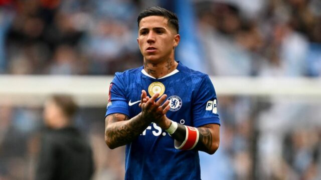Enzo Fernandez (vľavo) a Moises Caicedo z Chelsea (vpravo) vyzerajú skľúčene po porážke tímu vo finálovom zápase Emirates FA Cup medzi Chelsea a Manchestrom City.