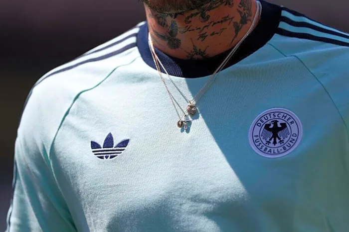 Vystúpením Nemecka do penaltového rozstrelu na majstrovstvách sveta proti Paraguaju sa skončila 72-ročná zmluva s Adidasom