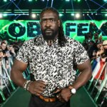Oba Femi vstupuje do arény počas pondelňajšej noci RAW v The Accor Arena v Paríži vo Francúzsku.