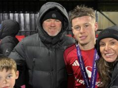 ‚Wayne Rooney mi poslal správu cez WhatsApp, keď sledoval, ako hrá syna Kaia – ukázal svoju pravú tvár. Kai Rooney so svojimi rodičmi po víťazstve v Premier League Shield