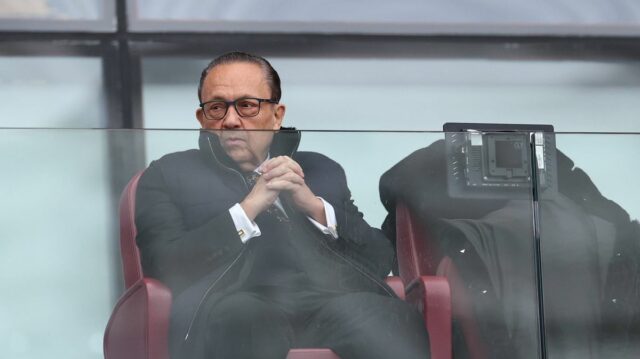 LONDÝN, ANGLICKO - 20. SEPTEMBER: David Sullivan, spolupredseda West Ham United, sa zúčastnil pred zápasom Premier League medzi West Ham United a Crystal Palace na londýnskom štadióne 20. septembra 2025 v Londýne v Anglicku. (Foto: Justin Setterfield/Getty Images)