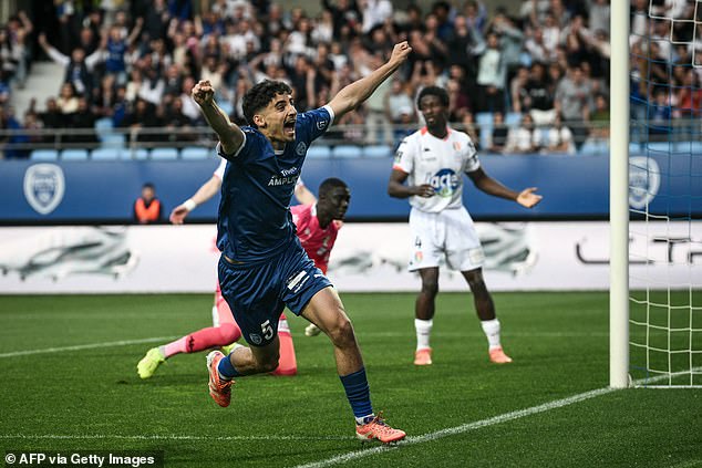 West Ham sa pozerá na 22-ročného francúzskeho tvorcu hry... ako Martin Adeline v tejto sezóne za Troyes strelil 11 gólov a pridal 13 asistencií